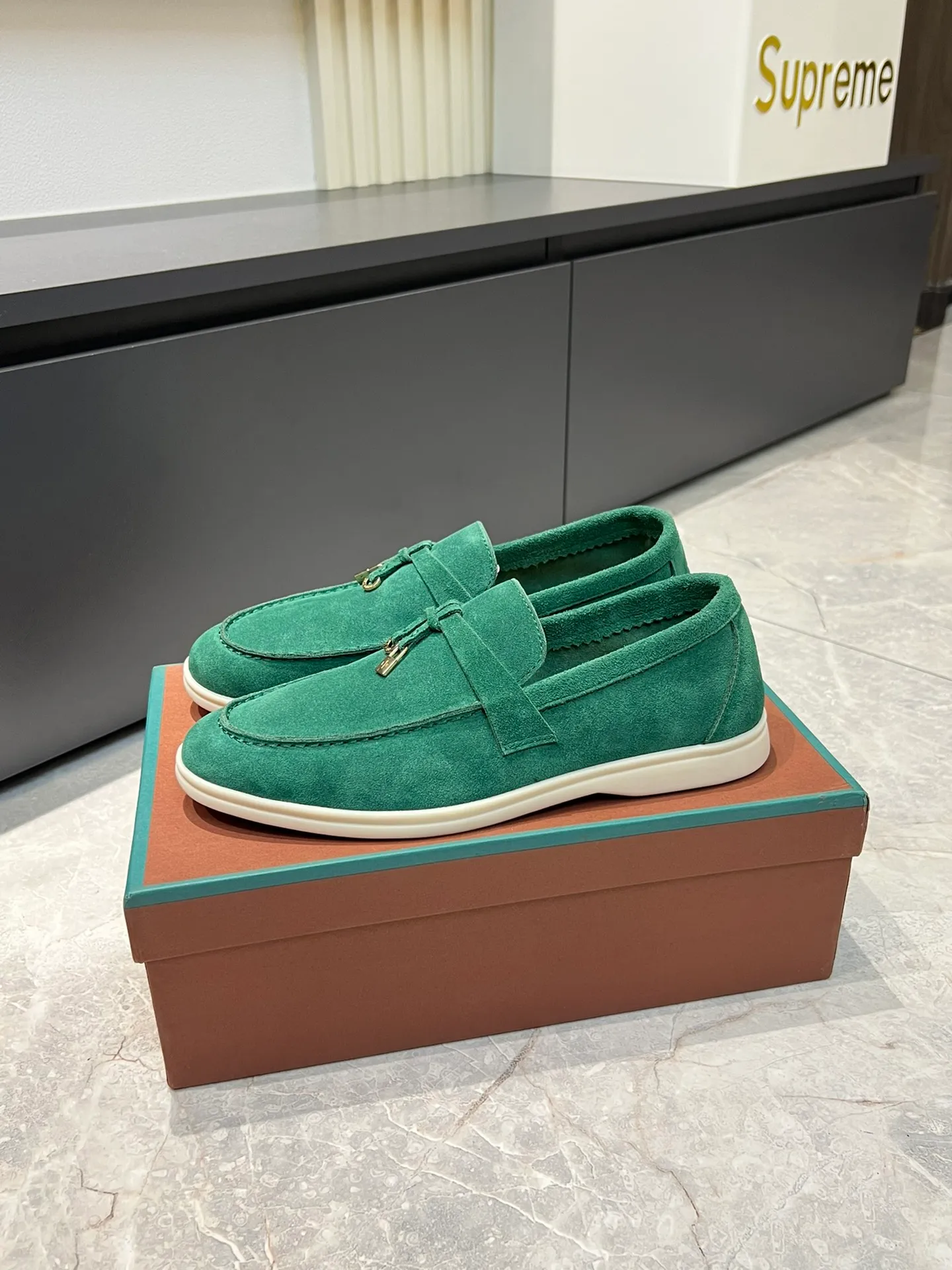 Men's shoes 💰p360 "Loro men's shoes 💰pian'*" Classic L men's shoes for couples 💰p Top version British flat loafers, a must-have item in old money style, the minimalist design is eye-catching and durable, a plus point for dressing The soft foot feel and texture are outstanding. They don’t scratch your feet and are very nice. They are matched with soft and waxy soles. They can be worn daily for a long time without getting tired. They are easy to wear, versatile and classic items, with perfect foot feel and texture! Imported cashmere fabric, the lining is made of imported A-grade water-dyed cow lining, the top version of the genuine leather midsole is sewn with pure handmade mark thread! Size: Female 35-40 (34. Customized) Male 38-44 (45.46. Customized)